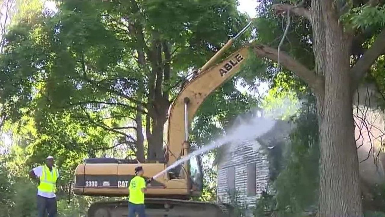 Blighted Detroit home demolished after nearly 40 years of complaints - WDIV Detroit