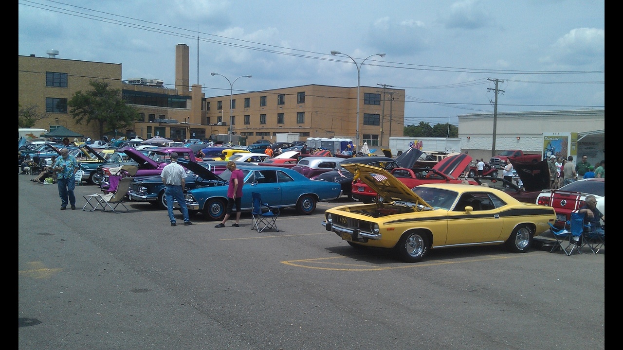Tens of thousands out for Cruisin' Gratiot