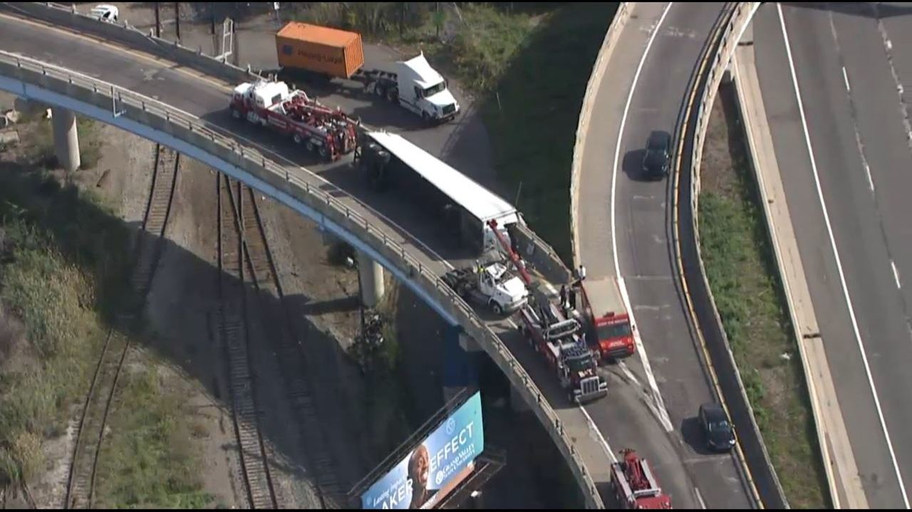 Chevy Semi Truck >> SB Southfield Freeway ramp to WB I-96 reopens after semi-truck... Chevy Semi Truck >> SB Southfield Freeway ramp to WB I-96 reopens after semi-truck...