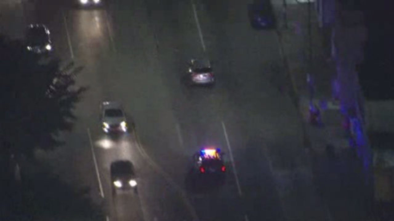 California Police Chase Today , Stolen box truck driver weaves wrong ...