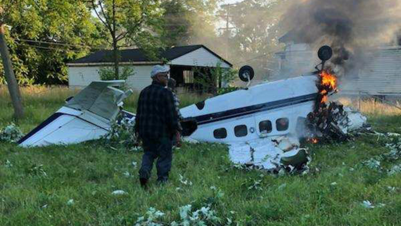 2 killed after small plane crashes in Detroit neighborhood...